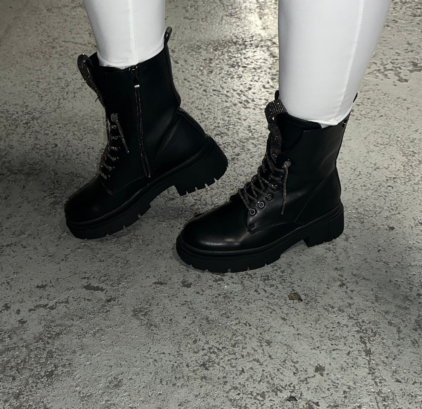 Boots with shiny details