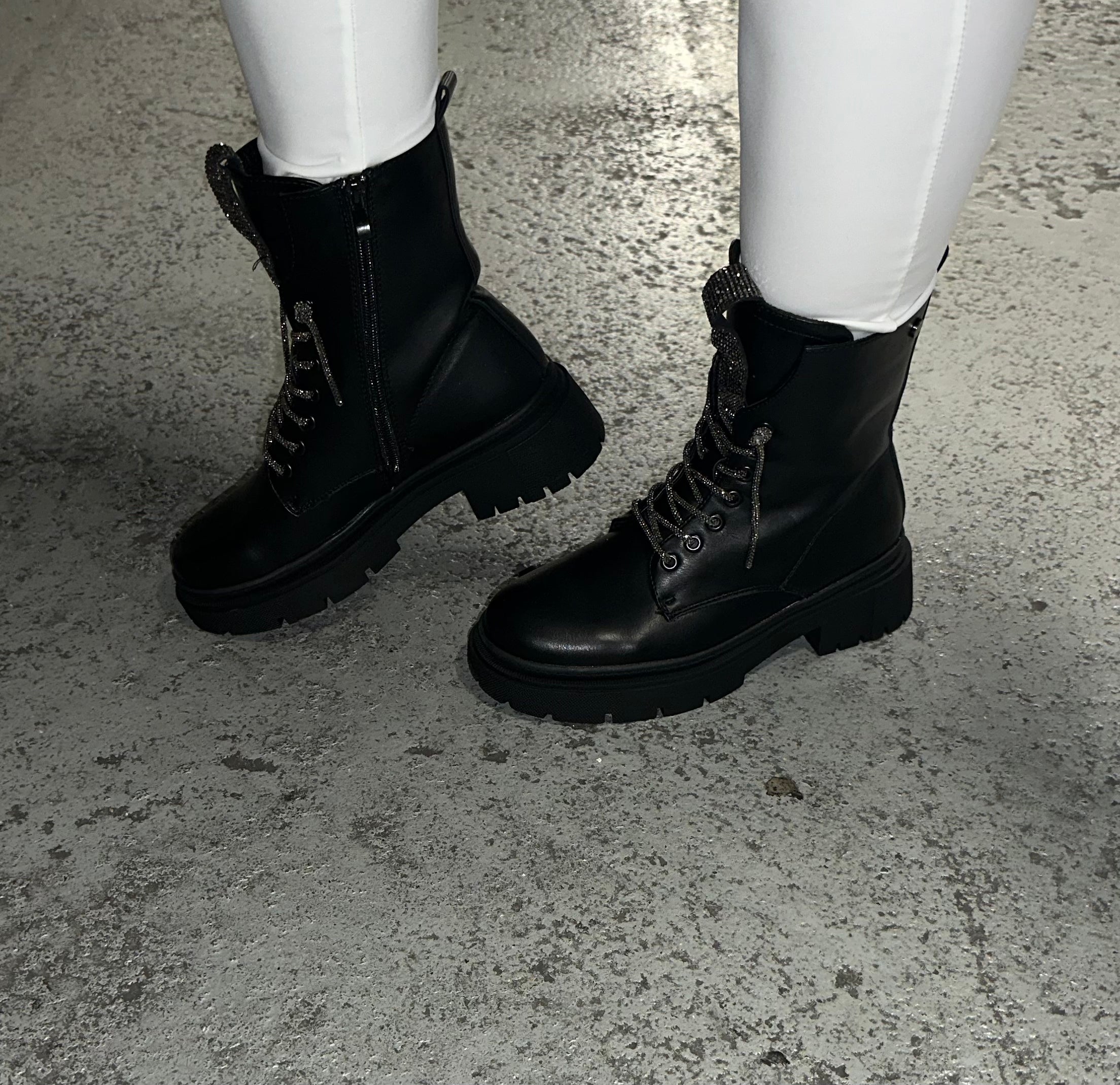Boots with shiny details