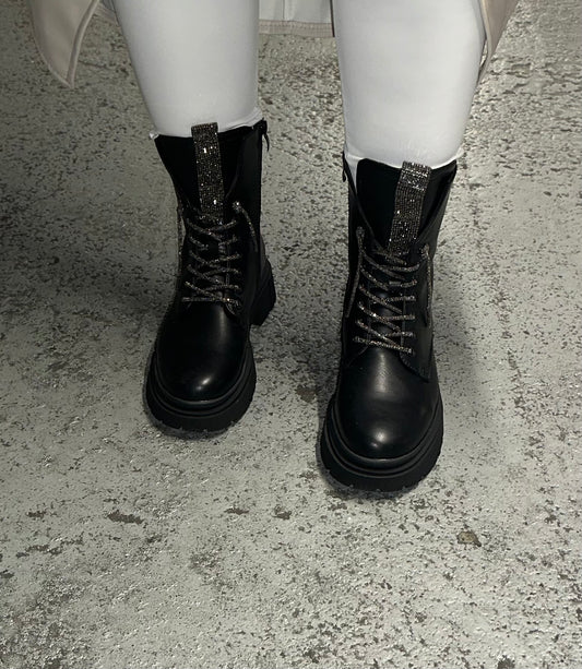 Boots with shiny details